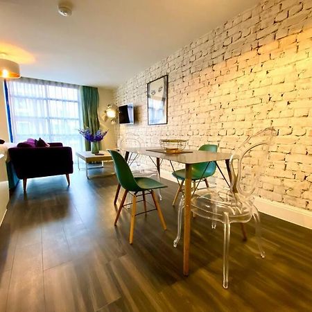 Stunning Apartment Suite - Free Parking & Wifi! Poole Dış mekan fotoğraf