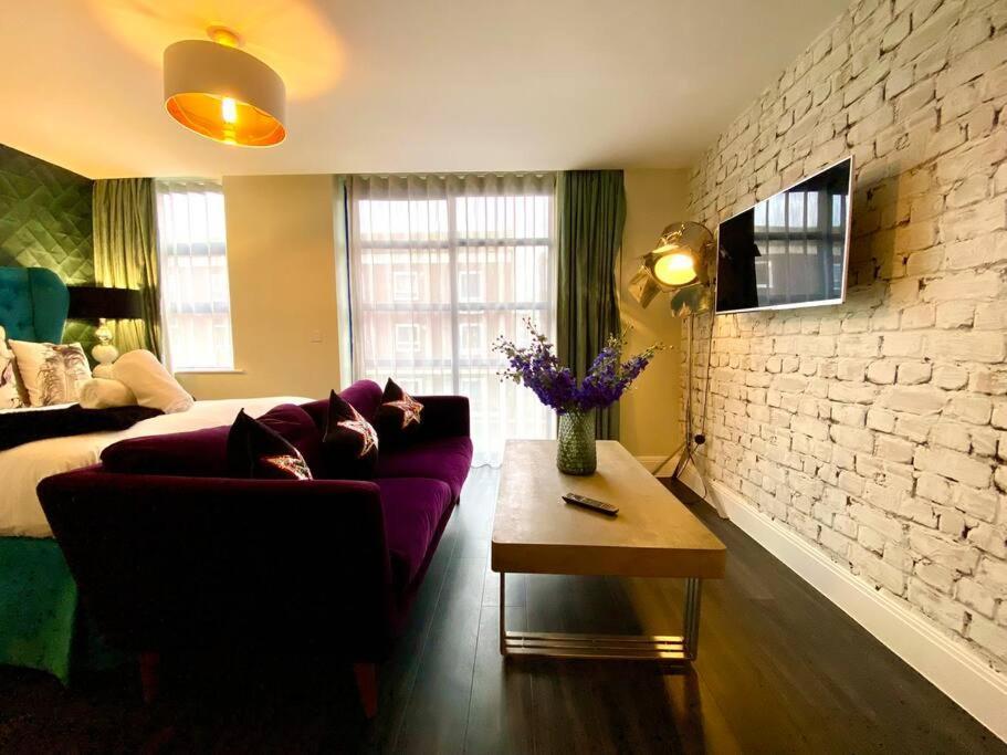 Stunning Apartment Suite - Free Parking & Wifi! Poole Dış mekan fotoğraf