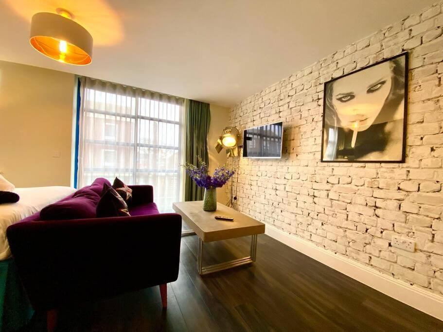Stunning Apartment Suite - Free Parking & Wifi! Poole Dış mekan fotoğraf