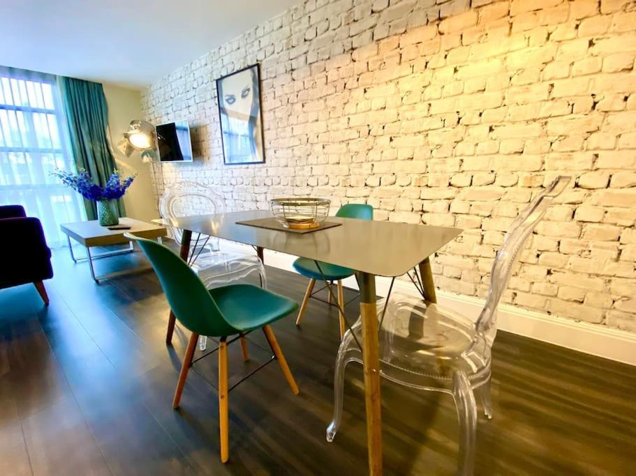Stunning Apartment Suite - Free Parking & Wifi! Poole Dış mekan fotoğraf
